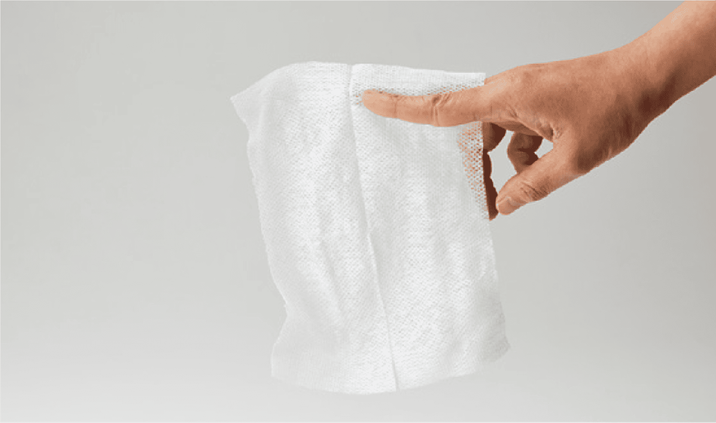 以V字手勢捏住上端，將可拉伸方向朝下。