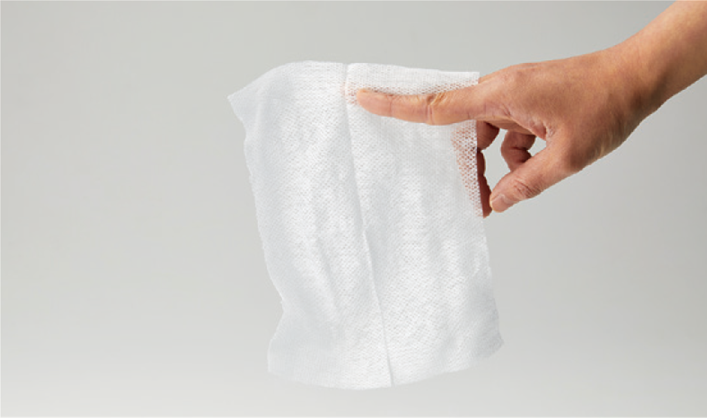 윗부분을 브이(peace)자 손가락으로 잡고, 늘어나는 방향을 아래로 향하게 합니다.