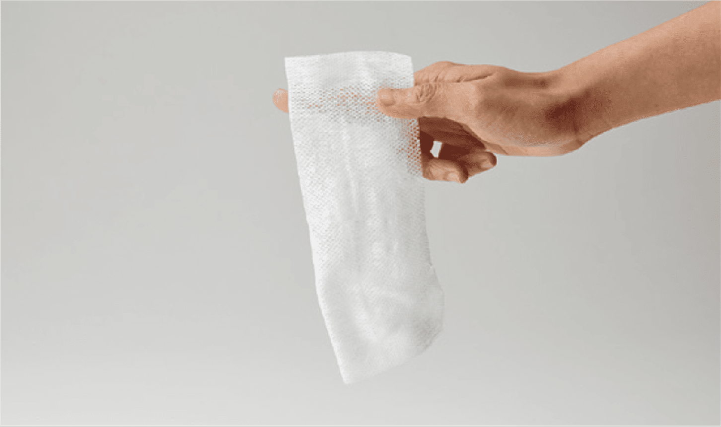 접힌 선을 따라 반으로 접습니다.