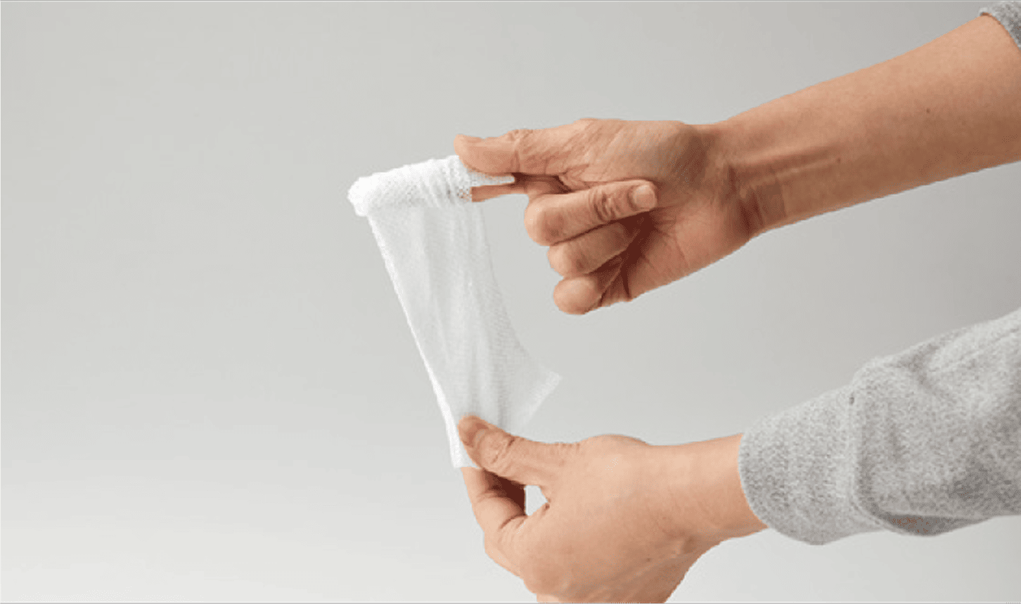 붕대를 감듯이 당겨 가며 손가락에 대각선으로 감아 줍니다.